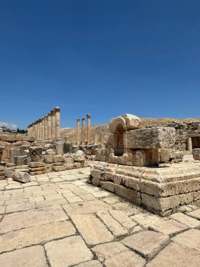Antik Gerasa 'daki Tetrapylon, şimdi de Ürdün' deki Jerash. Yunan-Roma şehri Jerash, Gerasa olarak bilinen Yunan, Yunan, Roma ve Bizans dönemlerinde gelişti.