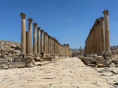 Eski Gerasa şehrinde rakun sokakları, şimdi de Jerash, Ürdün. Yunan-Roma şehri Jerash, Gerasa olarak bilinen Yunan, Yunan, Roma ve Bizans dönemlerinde gelişti.
