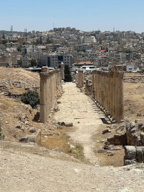 Eski Gerasa şehrinde rakun sokakları, şimdi de Jerash, Ürdün. Yunan-Roma şehri Jerash, Gerasa olarak bilinen Yunan, Yunan, Roma ve Bizans dönemlerinde gelişti.