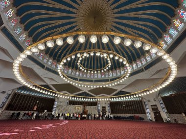 Jprdanyalı erkekler Ürdün 'ün Amman kentindeki Kral I. Abdullah Camii' nde namaz kılıyorlar. Cami 1982 ve 1989 yılları arasında inşa edildi.