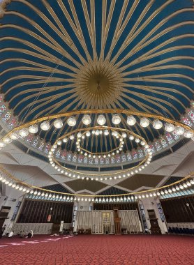 Jprdanyalı erkekler Ürdün 'ün Amman kentindeki Kral I. Abdullah Camii' nde namaz kılıyorlar. Cami 1982 ve 1989 yılları arasında inşa edildi.