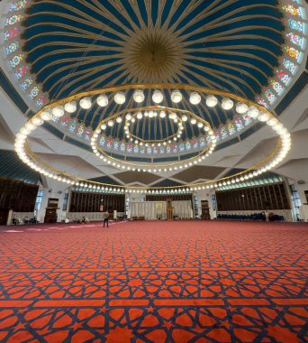 Jprdanyalı erkekler Ürdün 'ün Amman kentindeki Kral I. Abdullah Camii' nde namaz kılıyorlar. Cami 1982 ve 1989 yılları arasında inşa edildi.