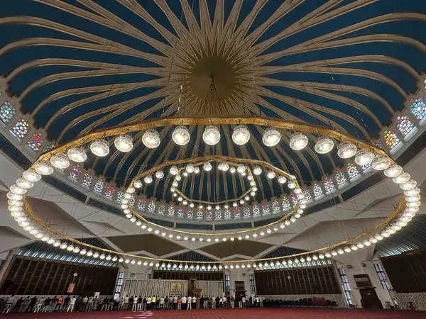 Jprdanyalı erkekler Ürdün 'ün Amman kentindeki Kral I. Abdullah Camii' nde namaz kılıyorlar. Cami 1982 ve 1989 yılları arasında inşa edildi.