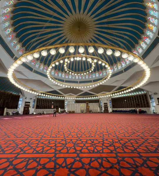 Jprdanyalı erkekler Ürdün 'ün Amman kentindeki Kral I. Abdullah Camii' nde namaz kılıyorlar. Cami 1982 ve 1989 yılları arasında inşa edildi.