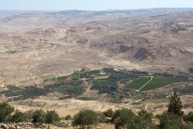 Nebo Dağı 'ndan Ürdün' ün yüksek bir sırtı görünüyor. İncil 'de Musa' nın ölmeden önce Vaat Toprakları 'nı gördüğü yer olarak geçiyor. Zirvenin manzarası, Ürdün Nehri 'nin karşısındaki Batı Şeria' nın manzarasını sunuyor.