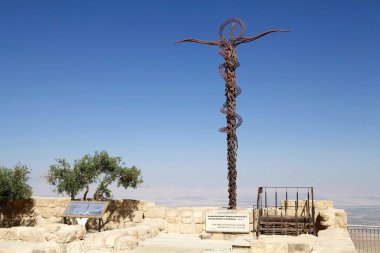 Nebo Dağı Ürdün 'de yükseltilmiş bir sırttır. İncil 'de Musa' nın ölmeden önce Vaat Toprakları 'nı gördüğü yer olarak geçiyor. Zirvenin manzarası, Batı Şeria 'nın Ürdün Nehri Vadisi' ndeki manzarasını sunar.