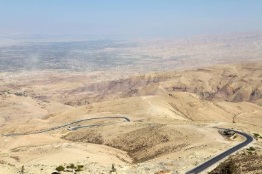 Nebo Dağı 'ndan Ürdün' ün yüksek bir sırtı görünüyor. İncil 'de Musa' nın ölmeden önce Vaat Toprakları 'nı gördüğü yer olarak geçiyor. Zirvenin manzarası, Ürdün Nehri 'nin karşısındaki Batı Şeria' nın manzarasını sunuyor.