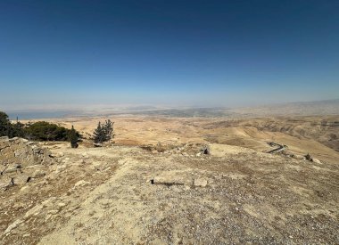 Nebo Dağı 'ndan Ürdün' ün yüksek bir sırtı görünüyor. İncil 'de Musa' nın ölmeden önce Vaat Toprakları 'nı gördüğü yer olarak geçiyor. Zirvenin manzarası, Ürdün Nehri 'nin karşısındaki Batı Şeria' nın manzarasını sunuyor.