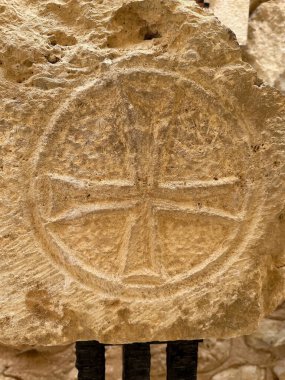 Yeni kilisenin sembolü, Ürdün 'de yükseltilmiş bir sırt olan Nebo Dağı' nda kazılan kalıntıları koruyor. Nebo Dağı İncil 'de Musa' nın ölmeden önce Vaat Toprakları 'nı gördüğü yer olarak geçiyor. T