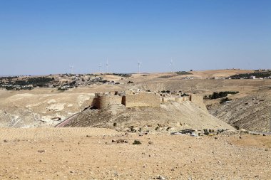 Ürdün 'deki Umayyad çöl şatosu. Bu kalelerin büyük çoğunluğu Umayyad dinasty tarafından inşa edildiğinden beri genellikle Umayyad çöl şatosu olarak bilinir.