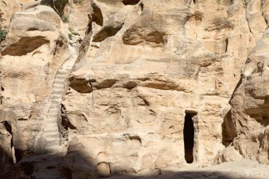 Küçük Petra, Petra 'nın kuzeyinde ve Ürdün' ün Wadi Musa kasabasında bulunan bir arkeolojik bölge. Petra 'nın, kumtaşı kanyonlarının duvarlarına oyulmuş binaları olan bir Nabataean bölgesi olması gibi.