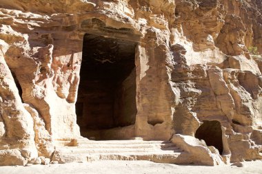 Küçük Petra, Petra 'nın kuzeyinde ve Ürdün' ün Wadi Musa kasabasında bulunan bir arkeolojik bölge. Petra 'nın, kumtaşı kanyonlarının duvarlarına oyulmuş binaları olan bir Nabataean bölgesi olması gibi.
