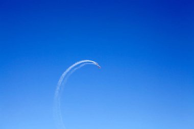 Ürdün Kraliyet Hava Kuvvetleri 'nin akrobatik gösteri ekibi Ürdün Kraliyet Şahinleri, Ürdün' deki LIttle Petra üzerinde uçuyorlar. Takım 1976 yılında Ürdün Kralı Hüseyin 'in emriyle kuruldu.