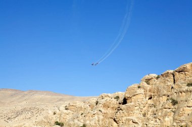 Ürdün Kraliyet Hava Kuvvetleri 'nin akrobatik gösteri ekibi Ürdün Kraliyet Şahinleri, Ürdün' deki LIttle Petra üzerinde uçuyorlar. Takım 1976 yılında Ürdün Kralı Hüseyin 'in emriyle kuruldu.