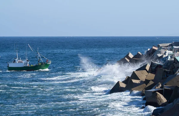 Ein Fischerboot Kehrt Den Hafen Zurück — Stockfoto
