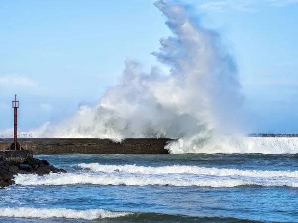 Big Wave Plentzia Harbour Jetty — Stock Photo, Image