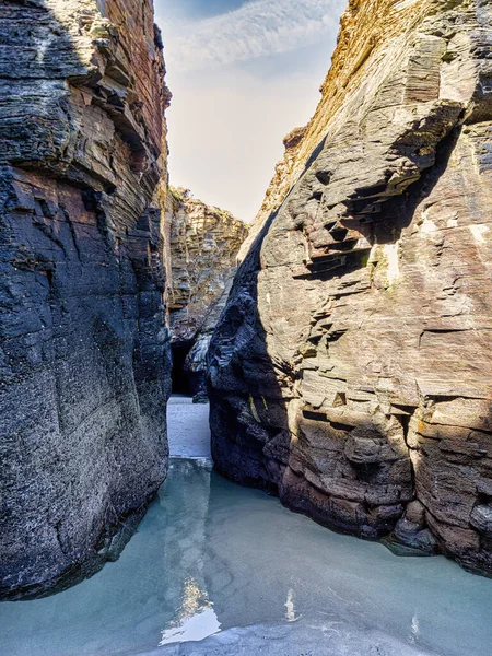 Playa de las Katedrallerdeki mağaralar