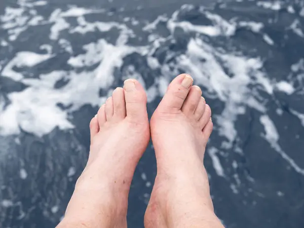 ボートでリラックスした足のイメージ ストック画像