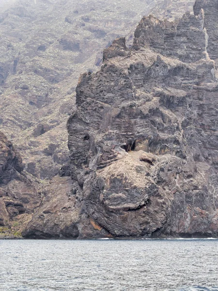 テネリフェ島のロスギガントスの崖のドラゴン形状 ストックフォト