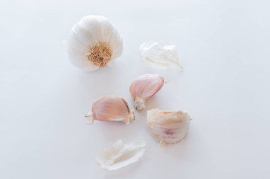 Beyaz arkaplanda sarımsak izole edilmiş. 