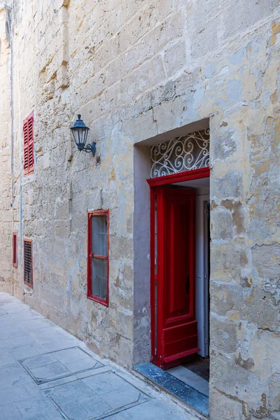 Puerta Roja Abierta Ciudad Amurallada Mdina Malta Puerta Ventana Rojas —  Fotos de Stock