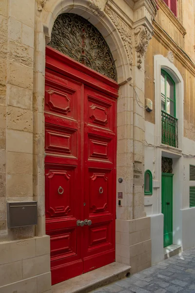 Antigua Puerta Roja Una Casa Con Ventanas Multicolores Malta —  Fotos de Stock