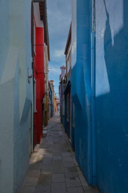 Burano adasının karakteristik renkli evleri. Çok renkli bir şehir. Burano Adası Venezia İtalya 