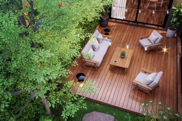 白い屋外の家具およびひもライトによって飾られる緑の庭の現代様式の小さい木のテラスの空中眺め — ストック写真