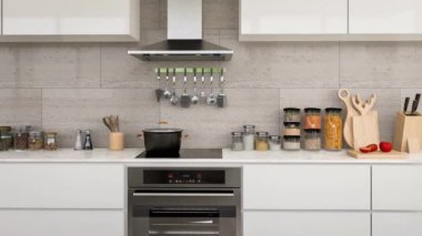 Minimum beyaz stil mutfak iç dekorasyonu, granit döşeme döşemesi, beyaz mermer kapaklı parlak tezgah dolabı var. 