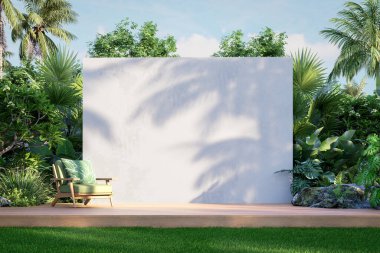 Yaprak yastıklı ahşap bir sandalye, gölgeli beyaz bir duvar ve dinginliği ve modern doğadan esinlenilmiş tasarımı ifade eden yemyeşil bir bahçe..