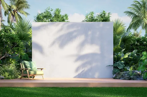 Yaprak yastıklı ahşap bir sandalye, gölgeli beyaz bir duvar ve dinginliği ve modern doğadan esinlenilmiş tasarımı ifade eden yemyeşil bir bahçe..