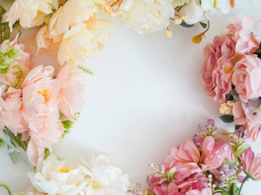 Renkli çiçek aranjmanı beyaz arka planda dairesel bir çerçeve oluşturuyor. Bahar temaları, düğün davetiyeleri, tebrik kartları ve zarif tasarım şablonları için mükemmel..