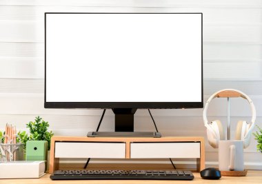 Modern stil ahşap çalışma masasında beyaz perde arkaplanı olan boş beyaz ekran için bilgisayar monitörü