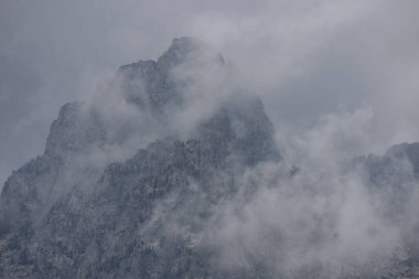 Sonbaharda Teton Sıradağları 'ndaki Wyoming bulutları gibi.