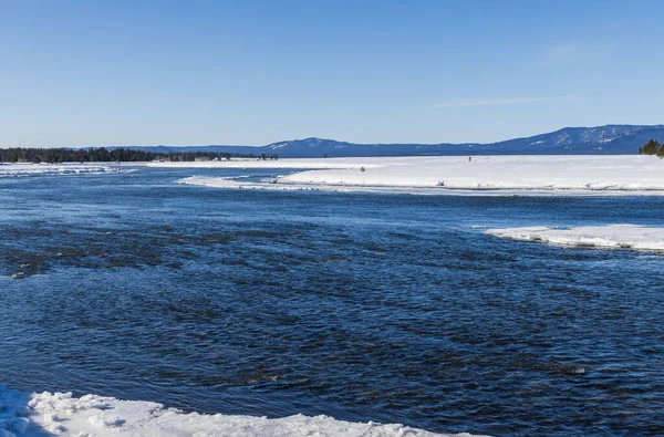 冬のアイランドパークアイダホ州の風景ヘンリーフォークスネーク川 — ストック写真