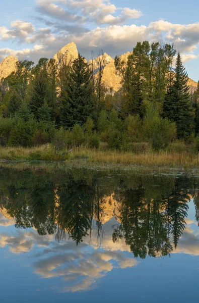 Een Prachtige Zonsopgang Landschap Reflectie Tetons Herfst — Stockfoto