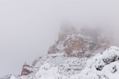 Sedona Arizona 'da kışın manzaralı bir kar manzarası.