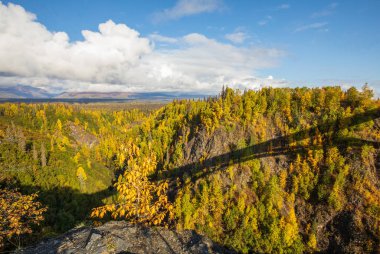 Sonbaharda Alaska 'nın vahşi doğasında manzaralı bir manzara