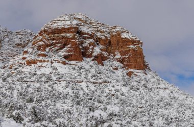 Sedona Arizona 'da kışın manzaralı bir kar manzarası.
