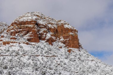Sedona Arizona 'da kışın manzaralı bir kar manzarası.