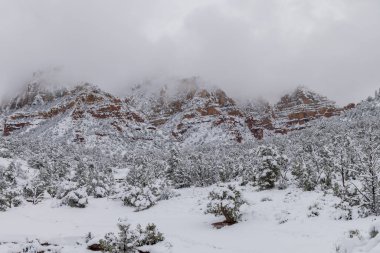 Sedona Arizona 'da kışın manzaralı bir kar manzarası.