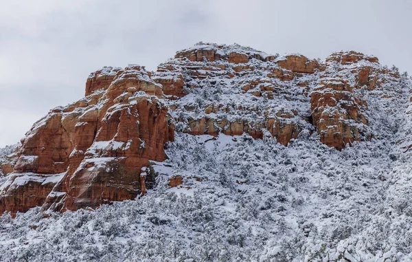 Sedona Arizona 'da kışın manzaralı bir kar manzarası.