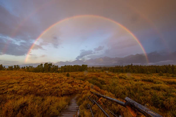 暴风雨中的秋天风景与泰顿的彩虹 — 图库照片
