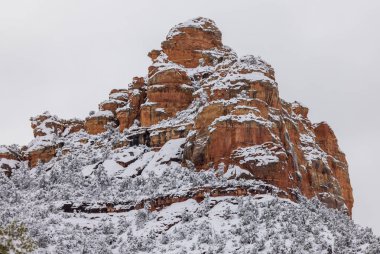 Sedona Arizona 'da kışın güzel bir kar manzarası.