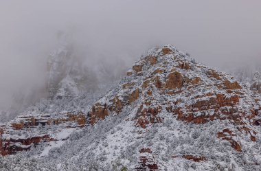 Sedona Arizona 'da kışın güzel bir kar manzarası.