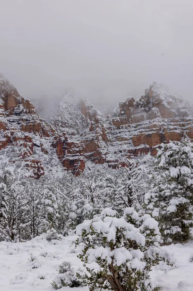 Sedona Arizona 'da kışın güzel bir kar manzarası.