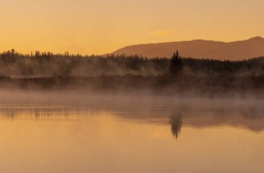 Tetons 'da manzaralı bir sonbahar gündoğumu yansıması manzarası
