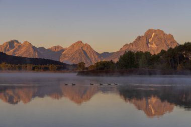 Tetons 'da manzaralı bir sonbahar gündoğumu yansıması manzarası