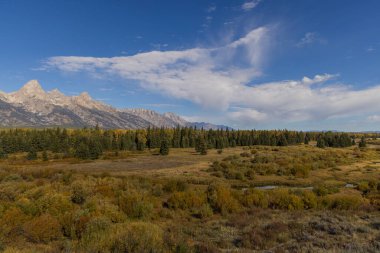 Grand Teton Ulusal Parkı Wyoming 'de sonbaharda manzaralı bir manzara.