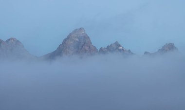 Sonbaharda gündoğumunda Tetons 'ta sisli bir manzara